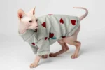 Lehký rolák z chladivého materiálu pro kočky sphynx šedivý se srdíčky
