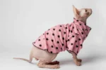 Jemná a prodyšná noční košilka pro kočky sphynx růžová se srdíčky
