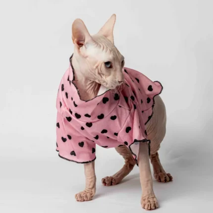 Jemná a prodyšná noční košilka pro kočky sphynx růžová se srdíčky