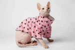 Jemná a prodyšná noční košilka pro kočky sphynx růžová se srdíčky